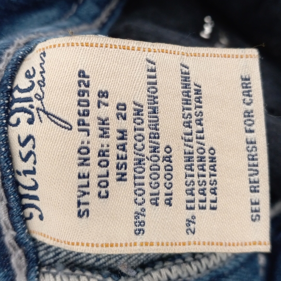 Miss Me Capri Jeans Back Flap Pockets Low Rise Embellished Medium Wash Size 26 - Picture 12 of 12